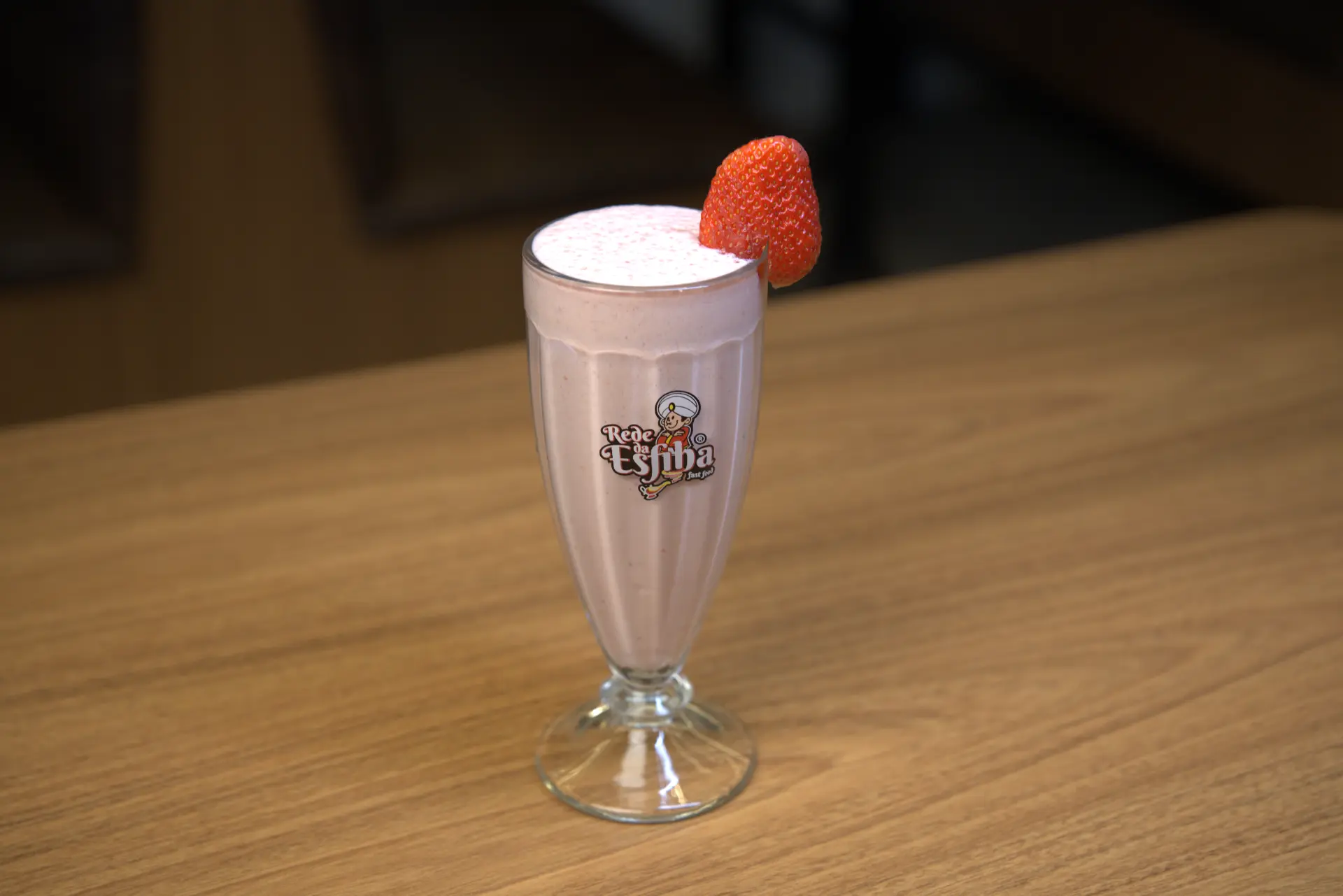 Milkshake cremoso com chantilly em copo alto